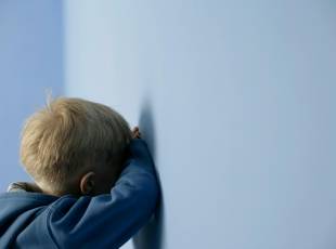 3 Tips untuk Orangtua Bantu Anak Lewati Fase Berduka