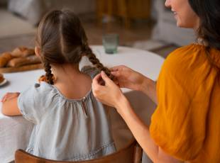 Sering Mengikat Rambut Anak Terlalu Kencang? Ini Efek Buruk yang Perlu Kamu Tahu!