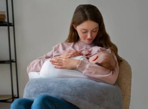 Bayi Muntah Setelah Minum ASI: Normal atau Berbahaya?