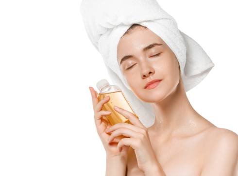 Cleansing Oil vs Micellar Water: Mana yang Lebih Baik?