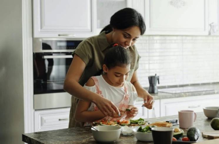 Ilustrasi Mom sedang menyiapkan bekal untuk anak. (Foto: Pexels/August de Richelieu)