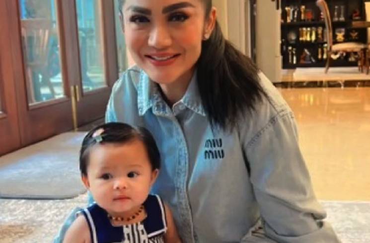 Krisdayanti bersama cucunya, Baby Ameena.(Foto: Instagram/@krisdayantilemos)