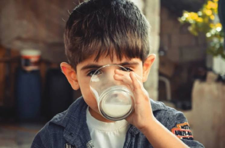 Ilustrasi anak minum susu formula sapi. (Foto: Pexels/samer daboul)