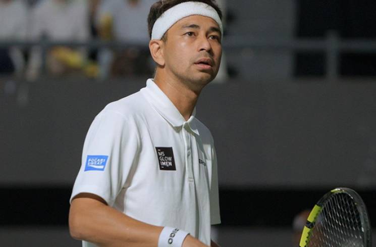 Raffi Ahmad saat bermain tenis lapangan.