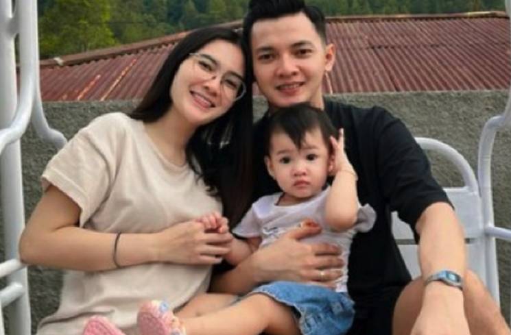 Nella Kharisma bersama suami dan anaknya [Instagram]