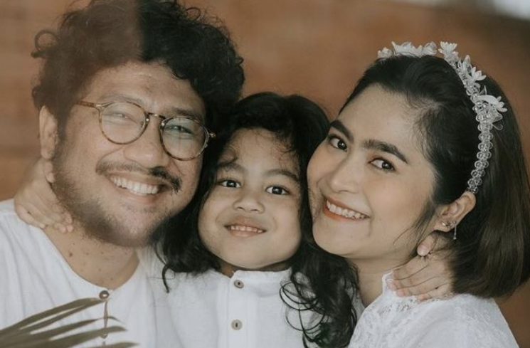 Kunto Aji, sang istri, dan anak pertama mereka. (Instagram)