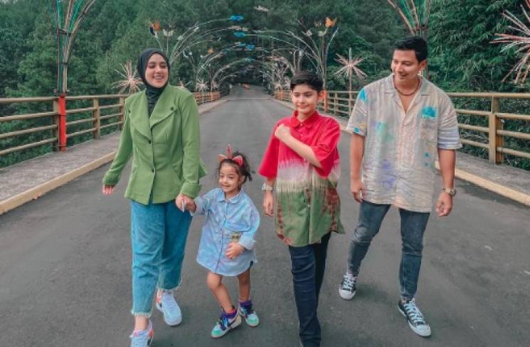 Fairuz A Rafiq bersama suami dan anak-anaknya [Instagram]