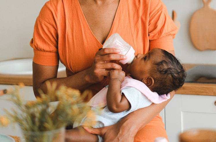 Ilustrasi ibu memberikan bayi susu formula. (Foto: Anna Shvets/Pexels)