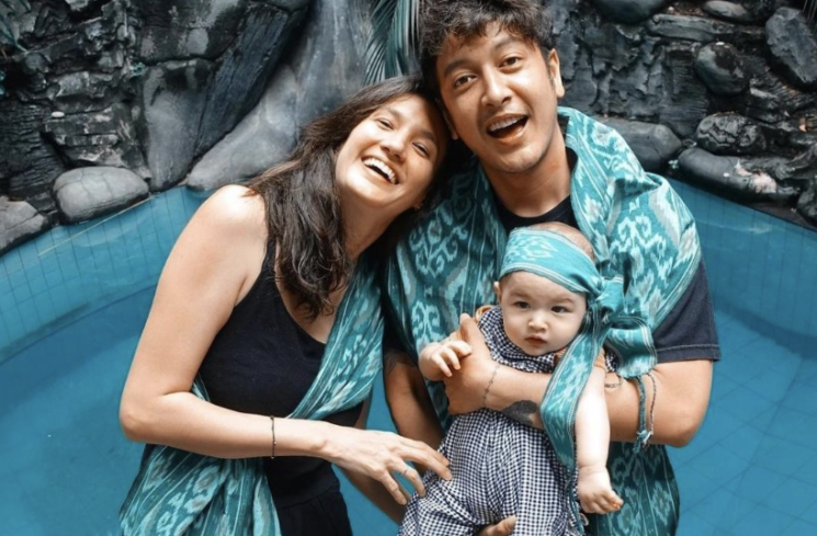 Nadine Chandrawinata, Dimas Anggara dan putri mereka, Nadi Djiwa Anggara. (Instagram)