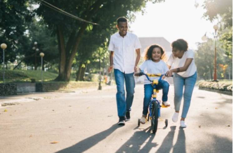 Ilustrasi orang tua mengajak anak melakukan aktivitas fisik dengan  bermain di rumah. (Foto: Pexels/Agung Pandit Wiguna)