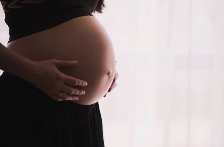 Ilustrasi ibu hamil rentan sembelit. (Foto: Pexels)