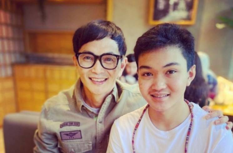 Yosi Project Pop dan putranya [Instagram]