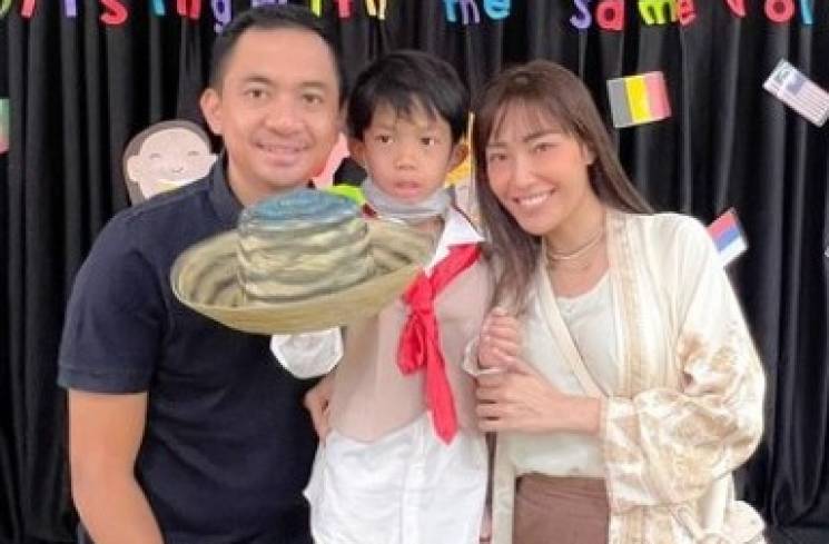 Ayu Dewi bersama suami dan anaknya [Instagram]