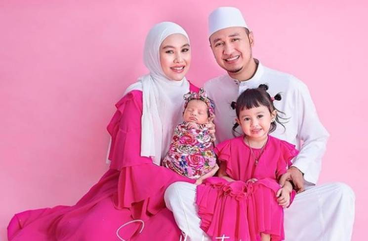 Kartika Putri bersama suami dan anak-anaknya [Instagram]