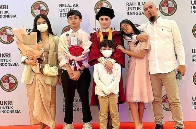 Mulan Jameela bersama suami dan anak-anaknya [Instagram]