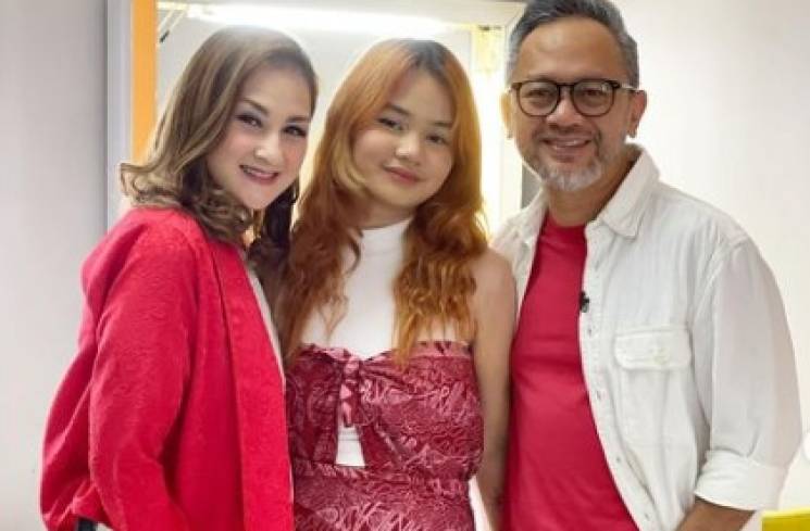 Mona Ratuliu bersama suami dan putrinya [Instagram]