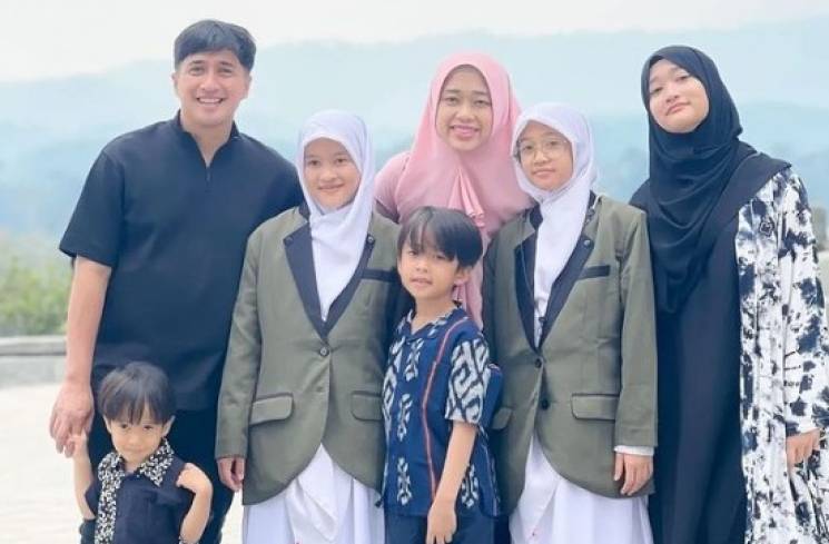 Irfan Hakim bersama istri dan anak-anaknya [Instagram]