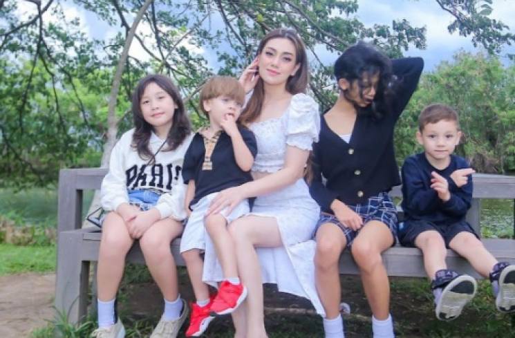 Celine Evangelista bersama anak-anaknya [Instagram]