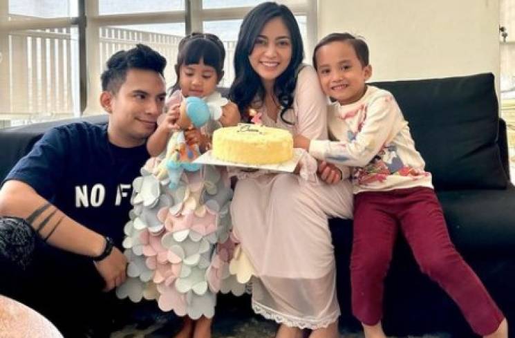 Rachel Vennya bersama mantan suami dan anak-anaknya [Instagram]