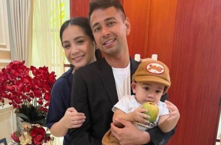 Nagita Slavina bersama suami anak [Instagram]