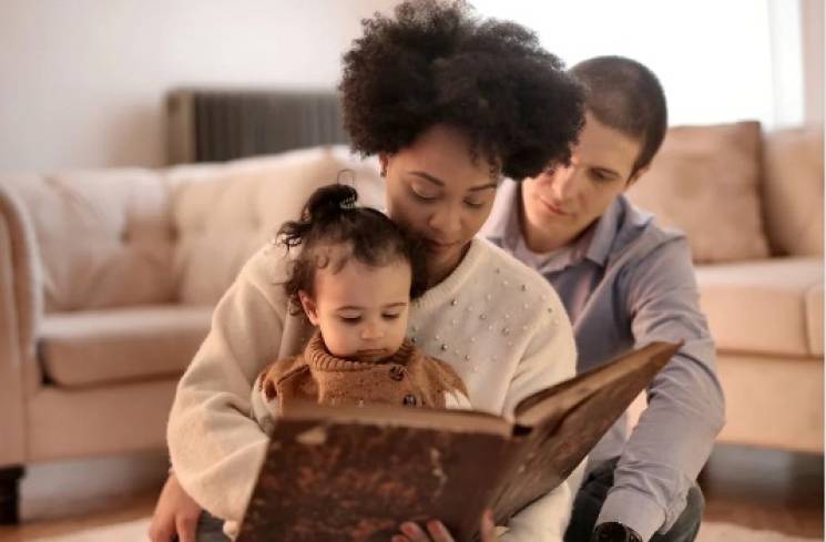 Ilustrasi orang tua sedang membacakan buku untuk anak. (Foto: Pexels/Andrea Piacquadio)