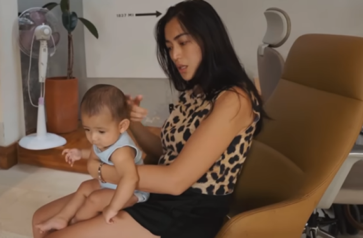 Jessica Iskandar memangku putra keduanya, Baby Don Azaiah Jan Verhaag. (Foto: Tangkapan layar YouTube Jessica Iskandar)