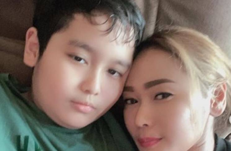 Inul Daratista bersama anaknya [Instagram/inul.d]