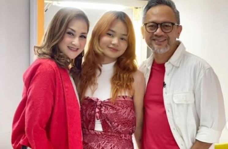 Mona Ratuliu bersama suami dan salah satu putrinya [Instagram]