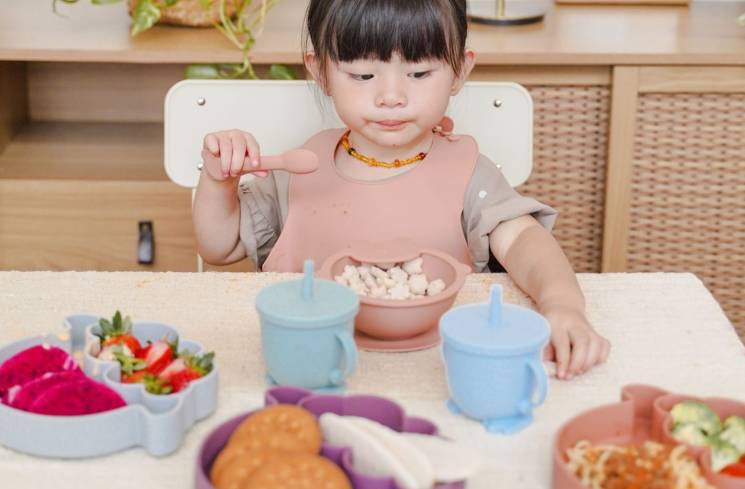 Anak yang mulai MPASI perlu diperkenalkan perlengkapan makan dan minumnya. (Foto: Dok. Noomi)