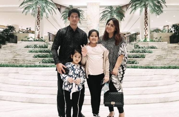 Audy Item bersama suami dan anak-anaknya [Instagram]