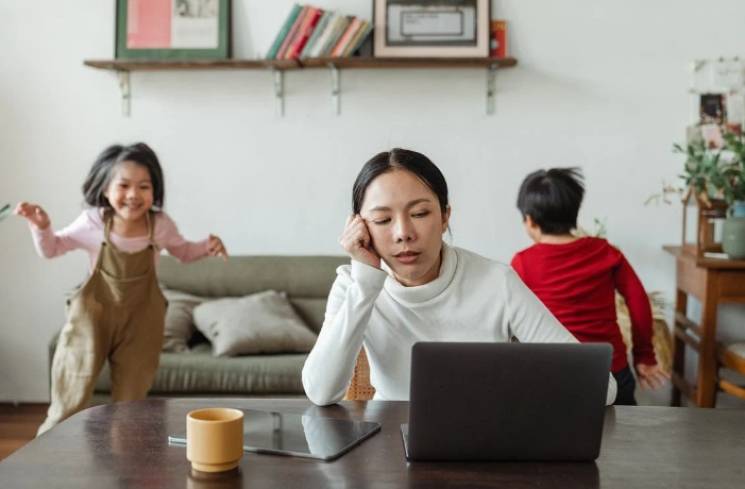 Ilustrasi Mom stres kerjaan di kantor dan mengurus anak. (Foto: pexels/Ketut Subiyanto)