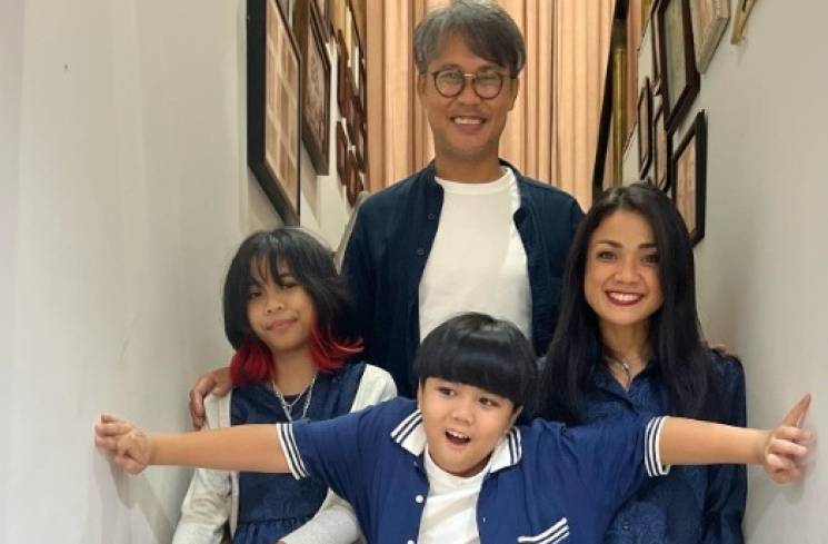 Nirina Zubir bersama suami dan anak-anaknya [Instagram/nirinazubir_]
