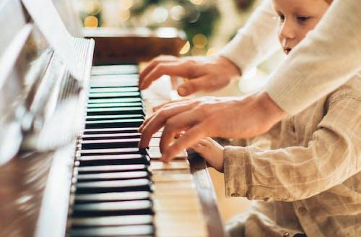 Foto: Ilustrasi anak bermain musik (pexels/Erina Fairytale)