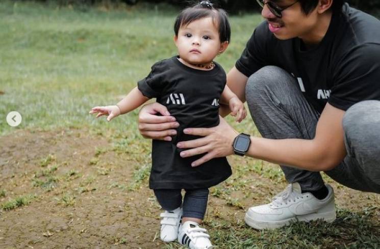 Senangnya Baby Ameena main tanah dan rumput didampingi Papata. (Foto: Instagram/@attahalilintar)