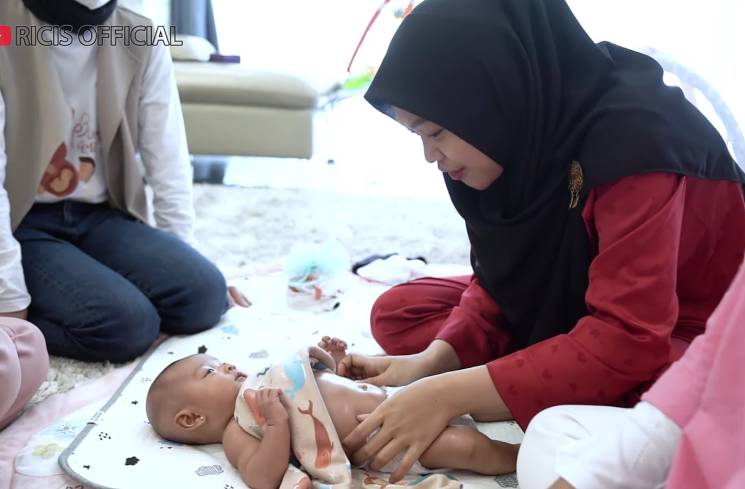 Ria Ricis belajar pijat bayi. (Foto: Tangkapan layar YouTube Ria Ricis Official)