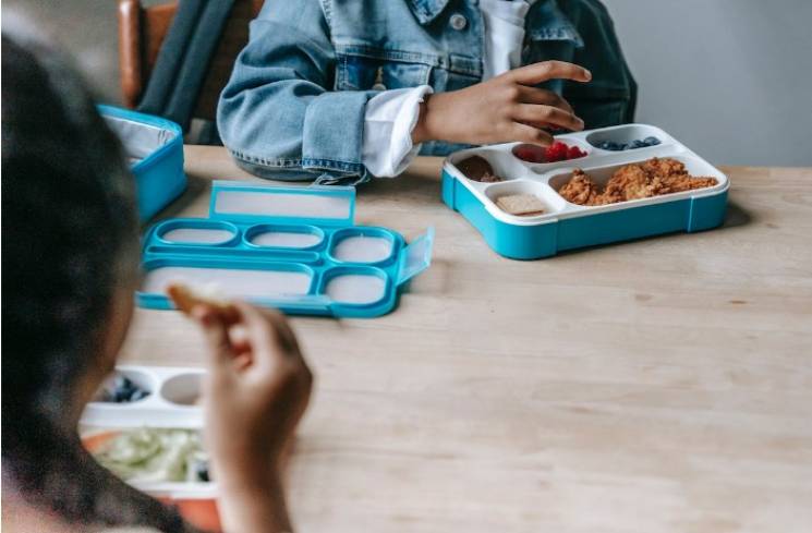 Ilustrasi anak-anak di sekolah menyantap bekal makanan yang dibawanya. (Foto: Pexels/Katerina Holmes)