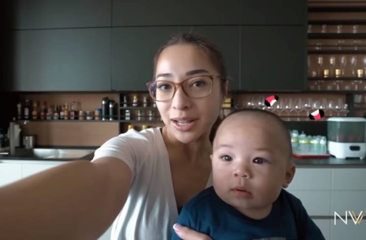 Nikita Willy bersama buah hatinya Baby Izz yang mulai babbling atau mengoceh. (Foto: YouTube/Nikita Willy Official)