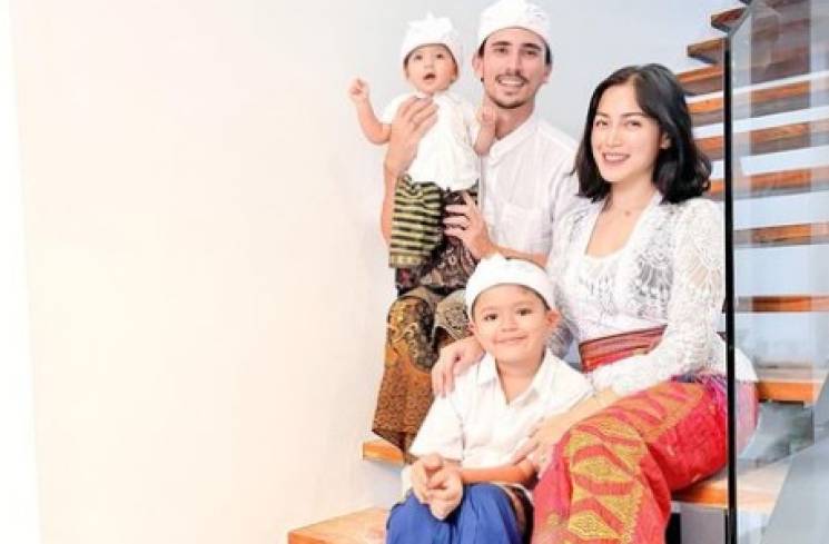 Jessica Iskandar bersama suami dan anak-anaknya [Instagram]