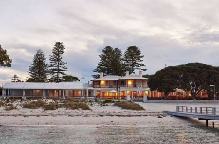 Destinasi wisata Pulau Rottnest di Australia Barat, tempat hidup hewan paling bahagia di dunia quokka, juga terdapat 63 pantai, 20 teluk di pulau ini. (Foto: Dok. TWA)