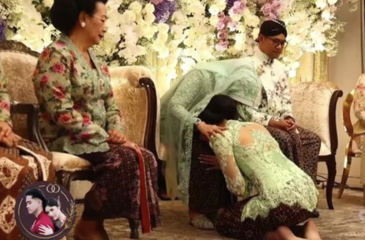 Prosesi sungkeman Erina Gudono yang akan menikah dengan Kaesang Pangarep