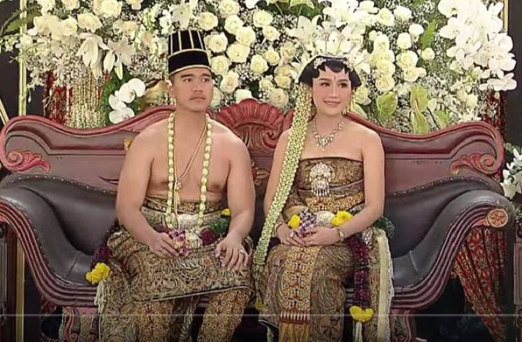 Kaesang Pangarep beserta istri, Erina Gudono saat berada di pelaminan. (YouTube Presiden Jokowi)