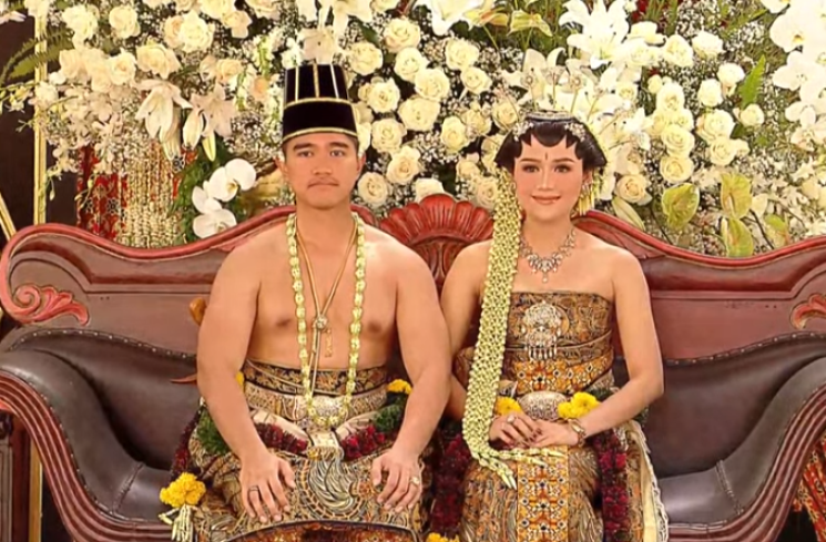 Kaesang Pangarep dan Erina Gudono mengenakan pakaian adat Jawa Dodotan. (Foto: Youtube/Presiden Joko Widodo)