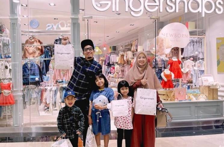 Desta bersama istri dan anak-anaknya [Instagram]