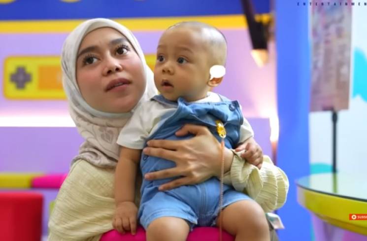 Baby Leslar digendong Lesti Kejora. (YouTube/Leslar Entertainment)