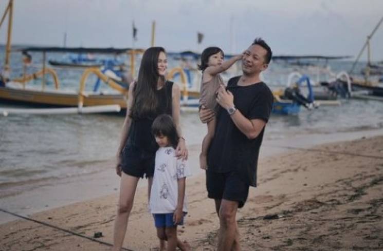 Ringgo Agus Rahman bersama istri dan anak-anaknya [Instagram]