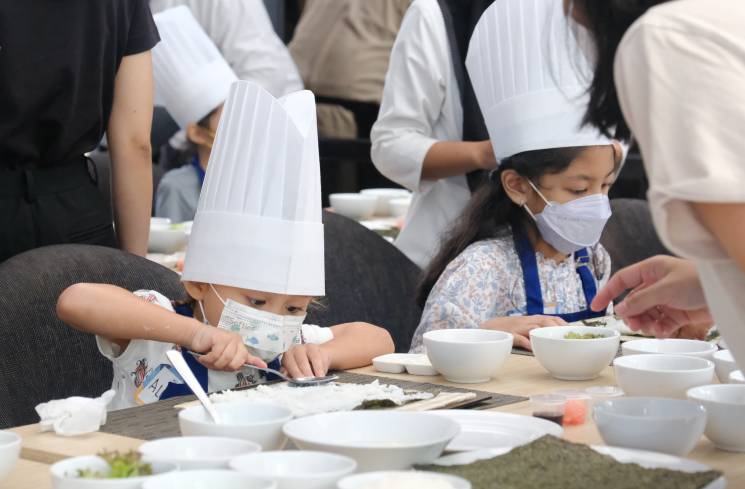 Cooking Class anak-anak membuat Sushi. (Foto: Dok Aston Priority Simatupang)