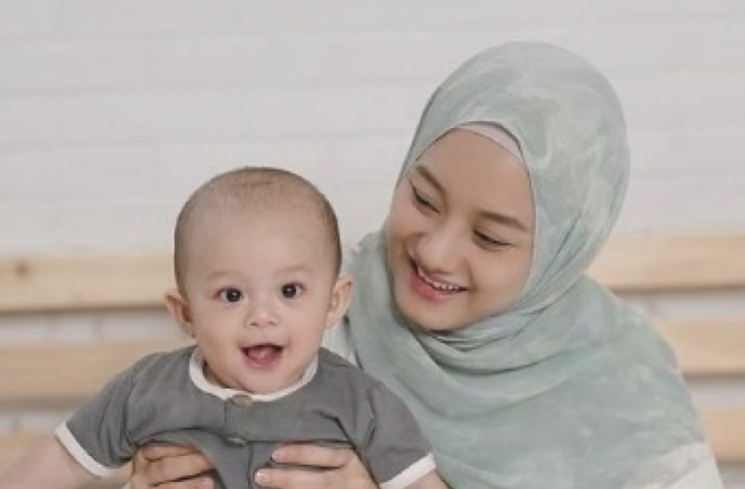 Dinda Hauw bersama sang anak, Arshakalif Muhammad Mbayang