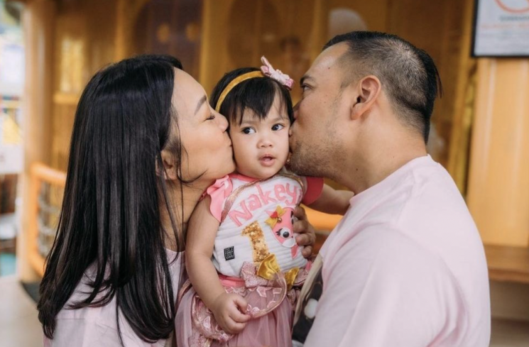 Nola bersama sang suami dan putri kecilnya bernama Nakeya