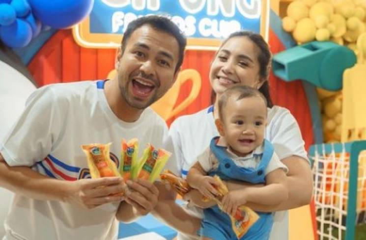 Raffi Ahmad bersama istrinya, Nagita Slavina, dan anak mereka, Rayyanza 'Cipung' [Instagram]