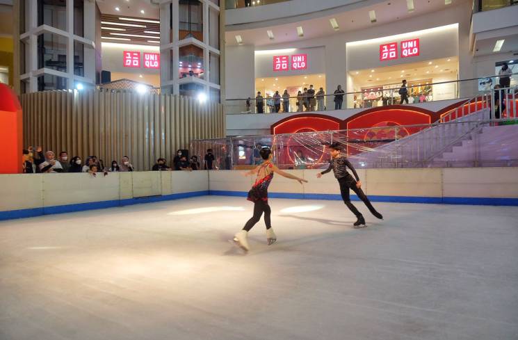 Serunya main figure skating selama liburan sekolah di penghujung tahun 2022. (Foto: Dok. Mal Ciputra Jakarta)